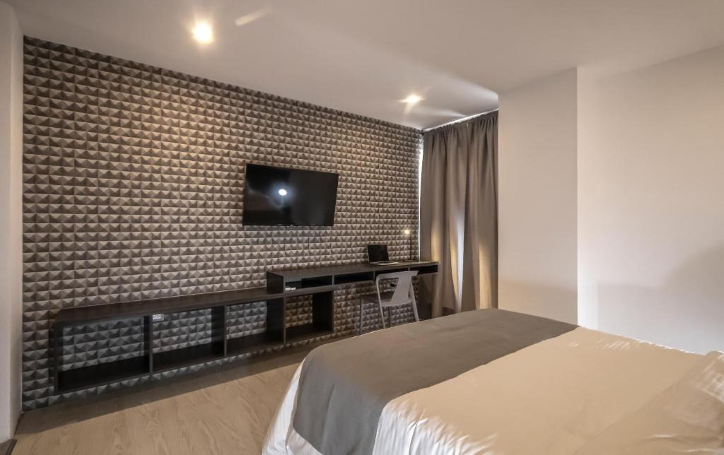 Habitación moderna con televisor y escritorio