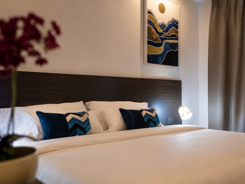 Detalle de habitación King con almohadas azules